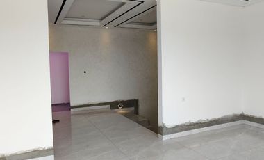 Rumah Baru 3 Lantai Desainnya Cakep di Taman Palem
