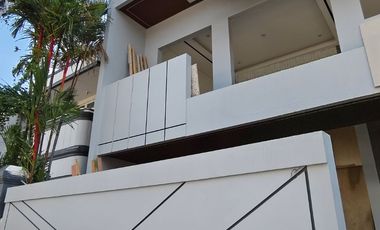 Rumah Baru 3 Lantai Desainnya Cakep di Taman Palem
