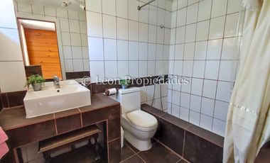 Leon Propiedades arrienda casa amoblada en sector Lo Águila, Curacaví.