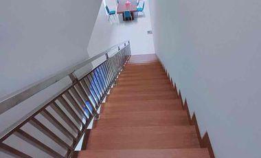 Rumah Mewah 2 Lt Tengah Kota Strategis