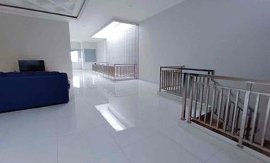 Rumah Mewah 2 Lt Tengah Kota Strategis