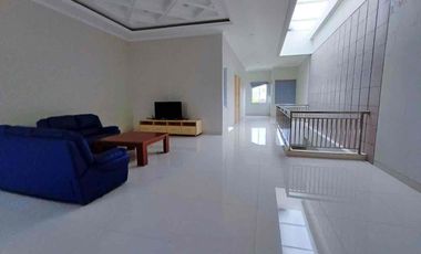 Rumah Mewah 2 Lt Tengah Kota Strategis