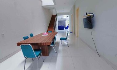 Rumah Mewah 2 Lt Tengah Kota Strategis