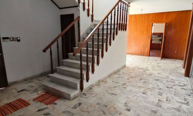 Casa de 5 recámaras (una en planta baja) sobre avenida principal de la Col. Flores Magón