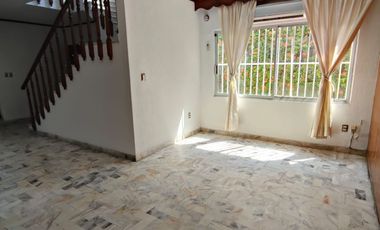 Casa de 5 recámaras (una en planta baja) sobre avenida principal de la Col. Flores Magón