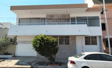 Casa de 5 recámaras (una en planta baja) sobre avenida principal de la Col. Flores Magón