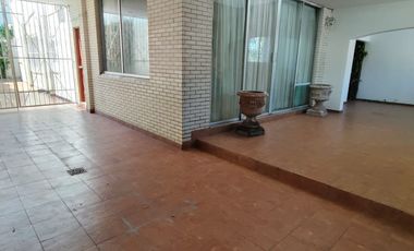 Casa de 5 recámaras (una en planta baja) sobre avenida principal de la Col. Flores Magón