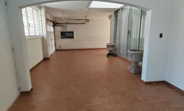 Casa de 5 recámaras (una en planta baja) sobre avenida principal de la Col. Flores Magón