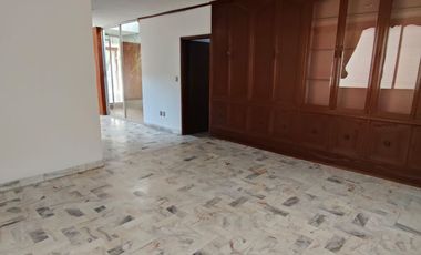 Casa de 5 recámaras (una en planta baja) sobre avenida principal de la Col. Flores Magón