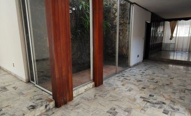 Casa de 5 recámaras (una en planta baja) sobre avenida principal de la Col. Flores Magón