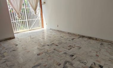 Casa de 5 recámaras (una en planta baja) sobre avenida principal de la Col. Flores Magón