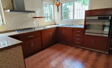 Casa de 5 recámaras (una en planta baja) sobre avenida principal de la Col. Flores Magón