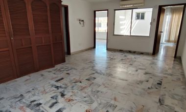 Casa de 5 recámaras (una en planta baja) sobre avenida principal de la Col. Flores Magón