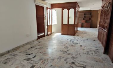 Casa de 5 recámaras (una en planta baja) sobre avenida principal de la Col. Flores Magón