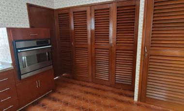 Casa de 5 recámaras (una en planta baja) sobre avenida principal de la Col. Flores Magón