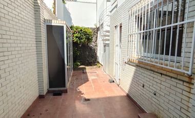 Casa de 5 recámaras (una en planta baja) sobre avenida principal de la Col. Flores Magón