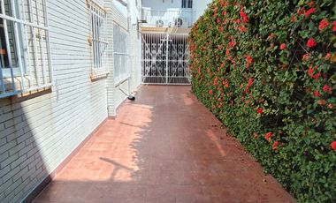 Casa de 5 recámaras (una en planta baja) sobre avenida principal de la Col. Flores Magón