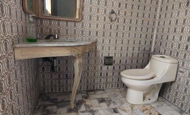 Casa de 5 recámaras (una en planta baja) sobre avenida principal de la Col. Flores Magón