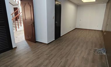 Casa de 5 recámaras (una en planta baja) sobre avenida principal de la Col. Flores Magón