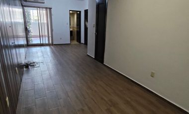 Casa de 5 recámaras (una en planta baja) sobre avenida principal de la Col. Flores Magón