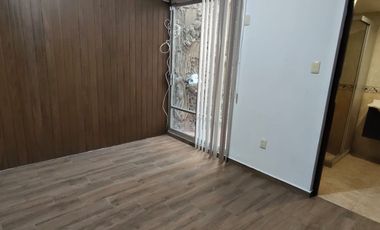 Casa de 5 recámaras (una en planta baja) sobre avenida principal de la Col. Flores Magón