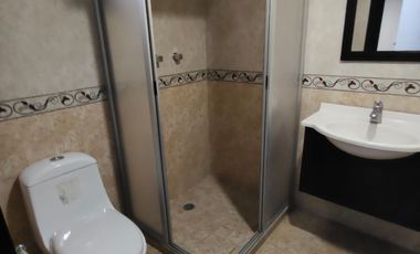 Casa de 5 recámaras (una en planta baja) sobre avenida principal de la Col. Flores Magón