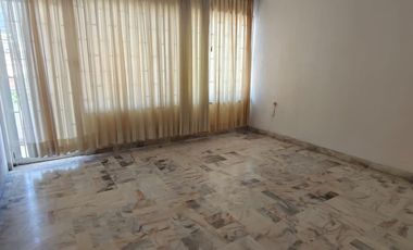 Casa de 5 recámaras (una en planta baja) sobre avenida principal de la Col. Flores Magón