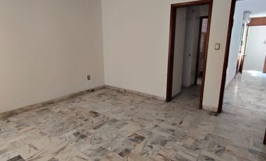 Casa de 5 recámaras (una en planta baja) sobre avenida principal de la Col. Flores Magón