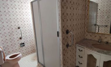 Casa de 5 recámaras (una en planta baja) sobre avenida principal de la Col. Flores Magón