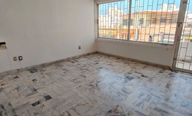 Casa de 5 recámaras (una en planta baja) sobre avenida principal de la Col. Flores Magón