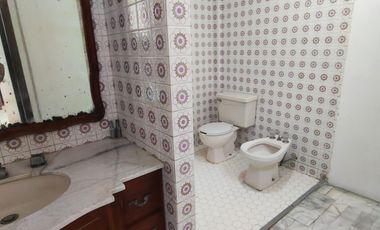 Casa de 5 recámaras (una en planta baja) sobre avenida principal de la Col. Flores Magón