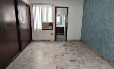 Casa de 5 recámaras (una en planta baja) sobre avenida principal de la Col. Flores Magón