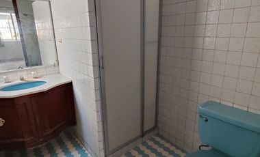 Casa de 5 recámaras (una en planta baja) sobre avenida principal de la Col. Flores Magón