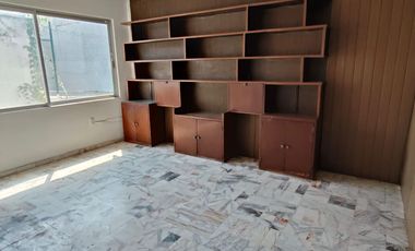 Casa de 5 recámaras (una en planta baja) sobre avenida principal de la Col. Flores Magón