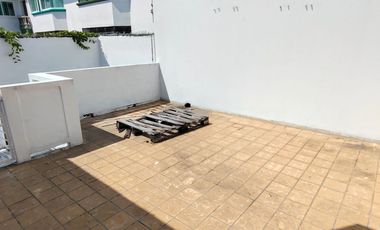 Casa de 5 recámaras (una en planta baja) sobre avenida principal de la Col. Flores Magón