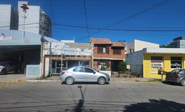 Vendo importante propiedad en Puerto Madryn Local comercial,casa de 4 dormitorios  y departamento