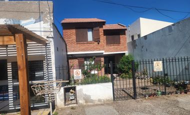 Vendo importante propiedad en Puerto Madryn Local comercial,casa de 4 dormitorios  y departamento