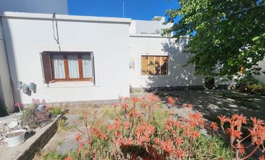 Vendo importante propiedad en Puerto Madryn Local comercial,casa de 4 dormitorios  y departamento