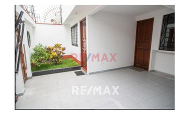 OPORTUNIDAD SE VENDEN 2 CASAS EN UNA CON 6 DEPARTAMENTOS