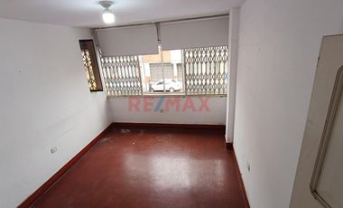 Amplio Local De 105 M² En Segundo Piso – Zona Comercial De Alta Afluencia En Chimbote