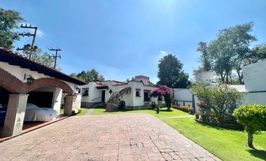 SAN JERÓNIMO CASA CON 3 FRENTES CON USO DE SUELO PARA 3 CASAS O ESCUELA.