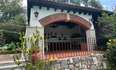 SAN JERÓNIMO CASA CON 3 FRENTES CON USO DE SUELO PARA 3 CASAS O ESCUELA.