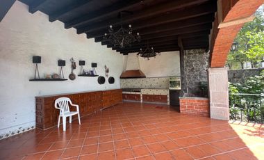 SAN JERÓNIMO CASA CON 3 FRENTES CON USO DE SUELO PARA 3 CASAS O ESCUELA.