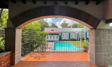 SAN JERÓNIMO CASA CON 3 FRENTES CON USO DE SUELO PARA 3 CASAS O ESCUELA.