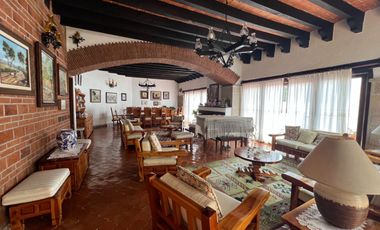 SAN JERÓNIMO CASA CON 3 FRENTES CON USO DE SUELO PARA 3 CASAS O ESCUELA.