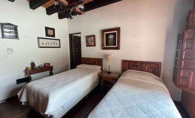 SAN JERÓNIMO CASA CON 3 FRENTES CON USO DE SUELO PARA 3 CASAS O ESCUELA.