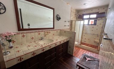 SAN JERÓNIMO CASA CON 3 FRENTES CON USO DE SUELO PARA 3 CASAS O ESCUELA.