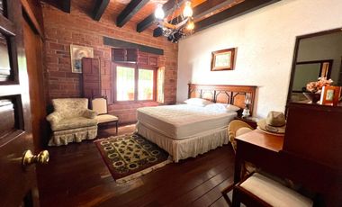 SAN JERÓNIMO CASA CON 3 FRENTES CON USO DE SUELO PARA 3 CASAS O ESCUELA.