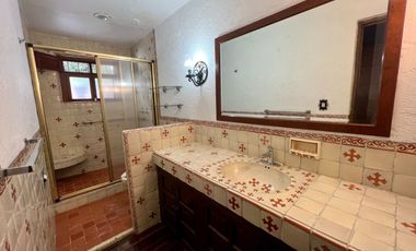 SAN JERÓNIMO CASA CON 3 FRENTES CON USO DE SUELO PARA 3 CASAS O ESCUELA.