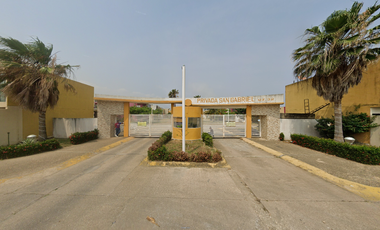 CASA EN CALLE CIRCUITO INTERIOR LIRIOS, COATZACOALCOS, VERACRUZ. ¡¡NO CREDITOS!!